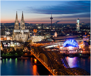 Mit einer attraktiven Begleitung können Sie eine Sightseeing-Tour durch Köln machen.